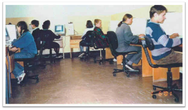  Fot.21. Pracownia komputerowa. Uczniowie klasy piątej podczas zajęć z informatyki.
